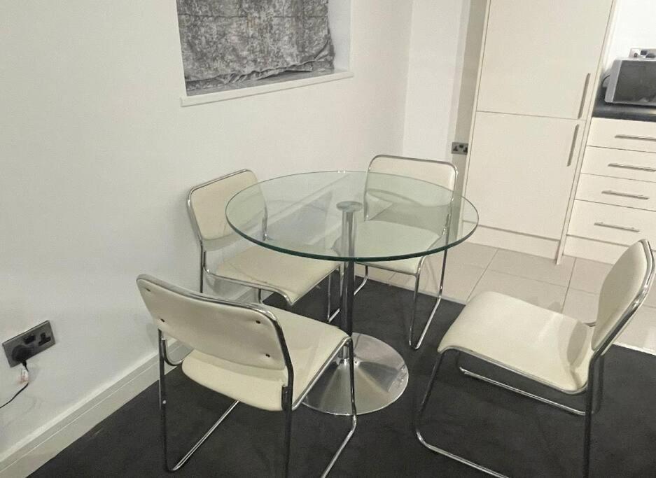 Modern 2-Bed Flat In Salford Leilighet Manchester Eksteriør bilde